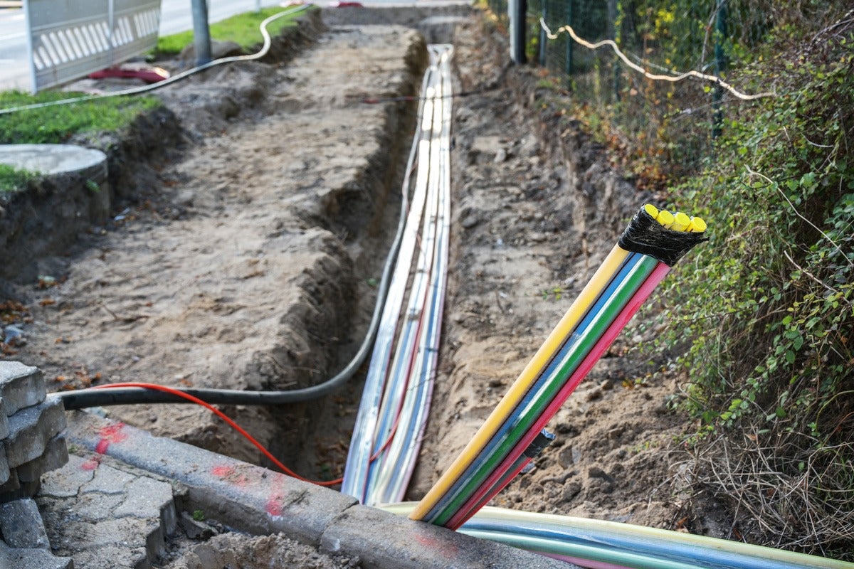 pros and cons of underground fiber optic cable 1200x